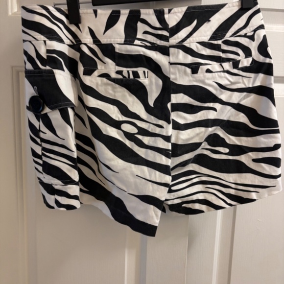 Beautiful Black & White Geometric Pattern Cache Skorts Size 8 - Picture 2 of 6